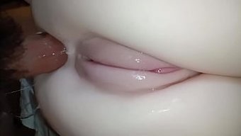 少女紧绷的后门带来强...