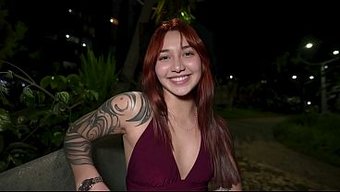 娇小的妹子在公园被干...