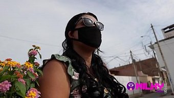 库罗娜少女在公共场合...