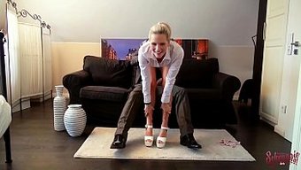 穿着内衣的少女(18...
