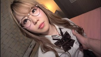 日本少女在高清视频中...