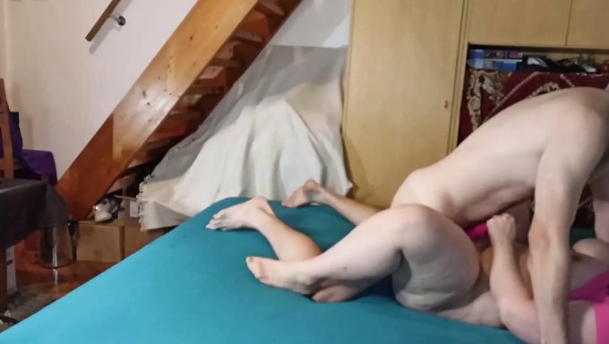 胖乎乎的继女给朋友的大鸡巴深喉