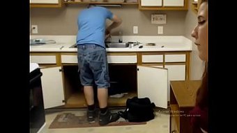 暴露狂女孩闪过水管工...