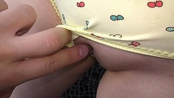 年轻少女第一次体验手...