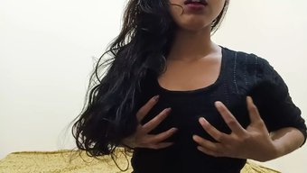 小胸印度女孩穿着丝足...