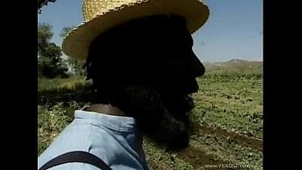 在家里的阿米什夫妇和...