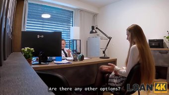 年轻女人勾引她的银行...