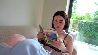 继妹用硬鸡巴在她粉红...