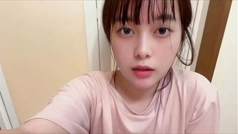 女孩从健身房回来,玩...