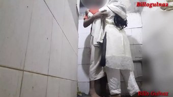 紧身少女在浴室里被屁股操