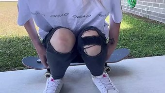 18+小胸部的少女在...