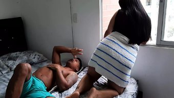 热辣的哥伦比亚继妹穿...