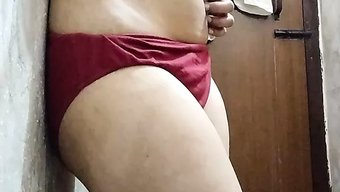 印度妻子在自制视频中...