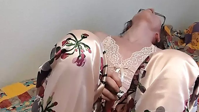 小巧的女孩穿着性感内衣,自慰到高潮。