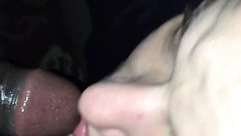 业余女孩知道如何口交