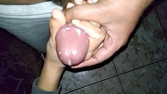 Desi女友打手枪并...