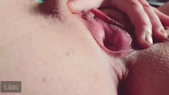女人用自制玩具自慰和高潮