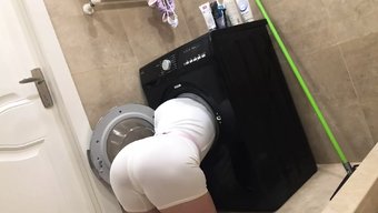 少女被卡在洗衣机里(...