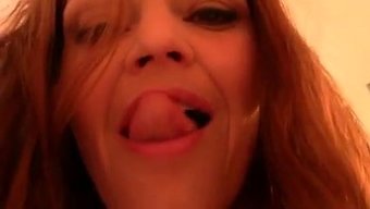 成熟女性在自制色情片...