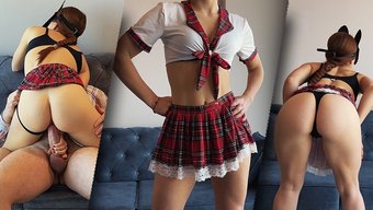 红狐女孩穿着校服,从...