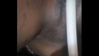 与美丽的棕发女郎接吻和做爱