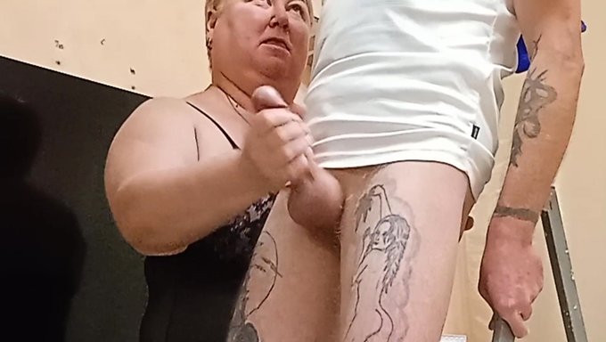 肥胖的妈妈被她儿子的鸡巴操得淘气