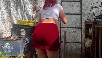 年轻的棕发继女穿着裙...
