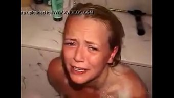 与一个金发小妞撒尿和操逼