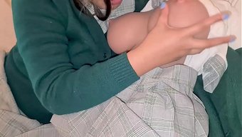娇小的学生们和老师还...