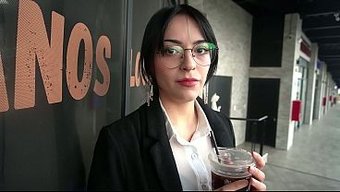 在她秘书的角色里面,...