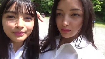两个可爱的日本女孩,...