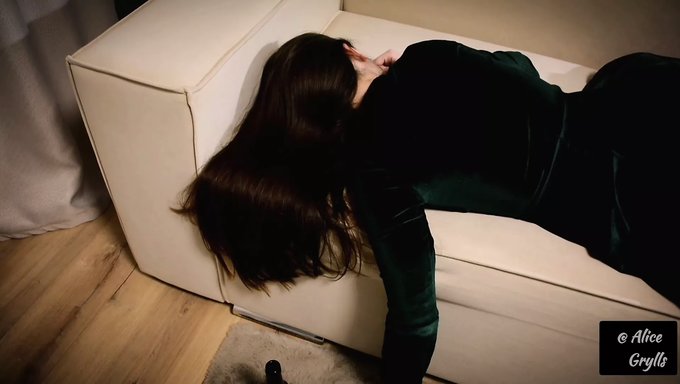 大屁股少女用嘴含住硬生生的阴茎