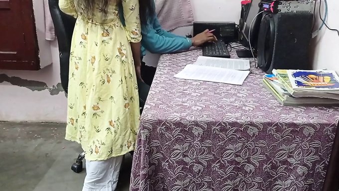 老板与年轻办公室助理sonia的诱惑和性接触 - 印度硬核