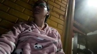 业余少女第一次在阳台上自慰