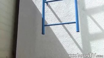日本女学生在光天化日...