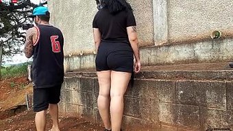 观看一个女人用性交换...