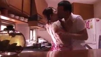 日本妻子的紧身阴道得...