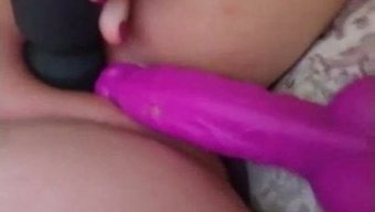 胸部丰满的女孩自慰并...