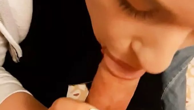 18岁挪威女孩给了一个业余口交和射精