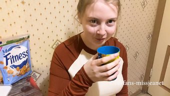 业余女孩在厨房里吸吮和性交