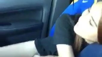 与性感的菲律宾女人一起骑车