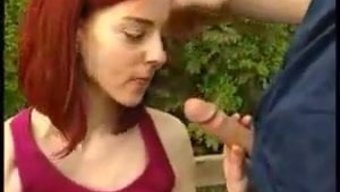 在乡村拍摄继子和继女...