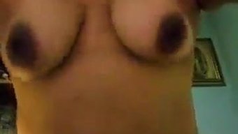 肥胖的熟女在自制视频中被操