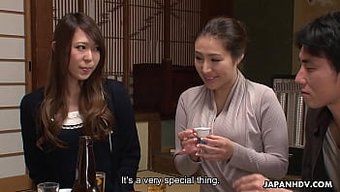 亚洲美女被舔和操她的...