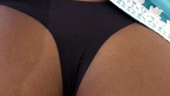 两个女孩和一个美丽的...