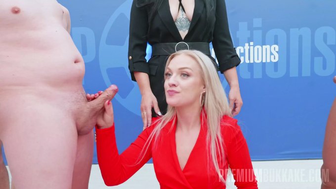 Nathalie Kitten在群交中享受颜射的快乐