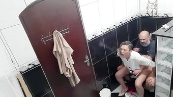 一个男人被雇来拍摄一...