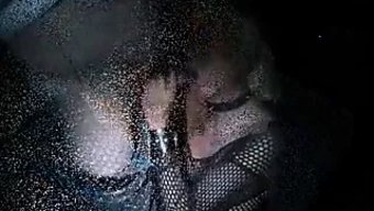 成熟的女人接受面部射...