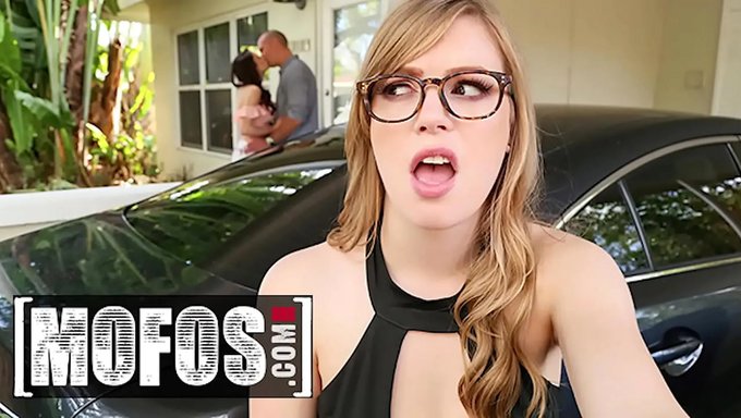 Sean Lawless的妻子ashly Anderson在分享场景中变得淘气