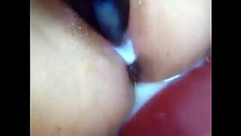 可爱的亚洲女孩被一个...